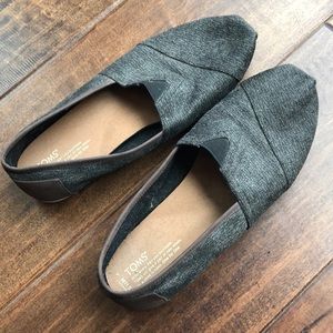 Charcoal Grey men’s TOMS with leather detail